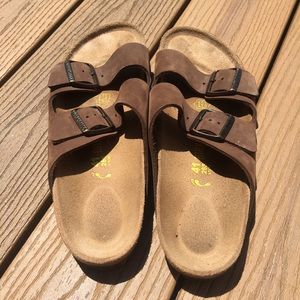 PRACTICALLY NEW narrow sz 41 Leather Birkenstock’s